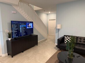 887 NE 211th St in North Miami Beach, FL - Building Photo - Building Photo