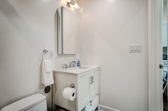 506 N Sierra Dr, Unit Guest House in Beverly Hills, CA - Building Photo - Building Photo