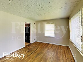 6108 Bettcher Ave in Indianapolis, IN - Foto de edificio - Building Photo