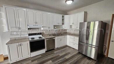 1617 Center Point Rd NE in Cedar Rapids, IA - Building Photo - Building Photo