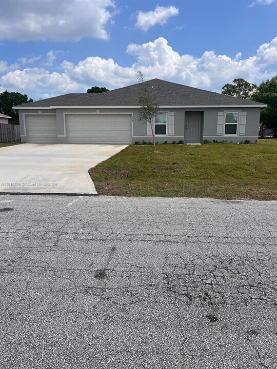 579 NW North Macedo Blvd in Port St. Lucie, FL - Building Photo