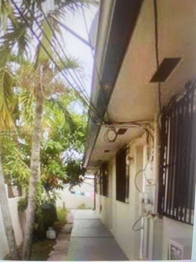 10805 SW 4th St in Miami, FL - Foto de edificio - Building Photo