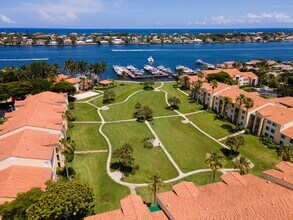 135 Yacht Club Way in Hypoluxo, FL - Foto de edificio - Building Photo