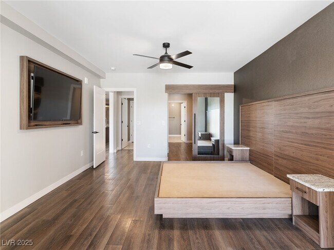 2460 E Serene Ave in Henderson, NV - Foto de edificio - Building Photo