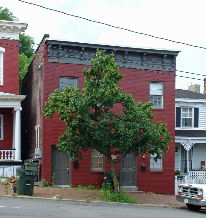 2105 E Broad St in Richmond, VA - Foto de edificio