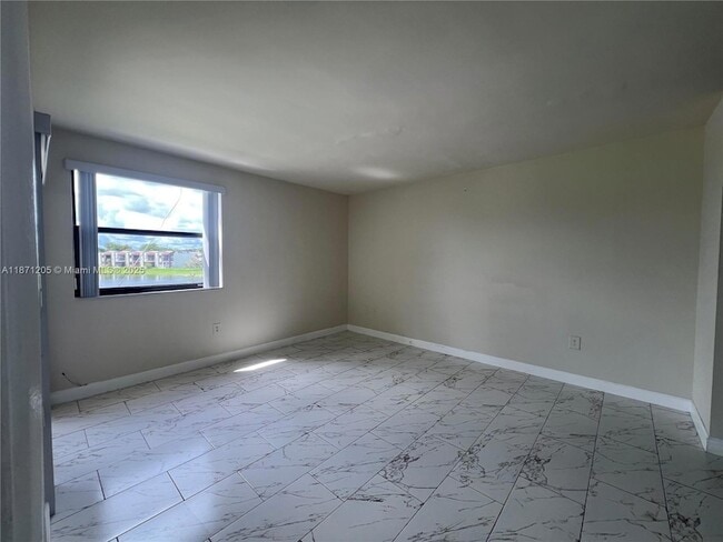 480 W Park Dr, Unit 203 in Miami, FL - Building Photo - Building Photo