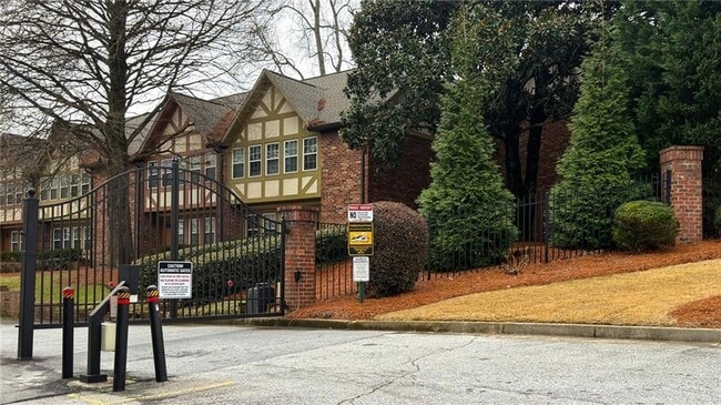 2825 Ne Expressway Unit O2 in Atlanta, GA - Foto de edificio - Building Photo