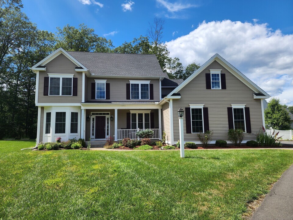 15 Quinn's Ct in Avon, CT - Building Photo