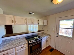 2570 Aztec Ave in Medford, OR - Building Photo - Building Photo