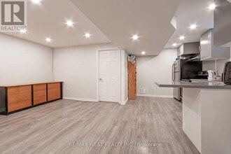 70 Breeze Dr in Bradford West Gwillimbury, ON - Building Photo - Building Photo