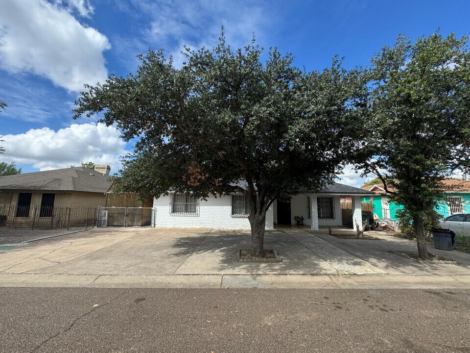112 Mirasol Dr in Laredo, TX - Building Photo