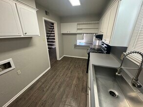 2103 49th St, Unit D in Lubbock, TX - Building Photo - Building Photo