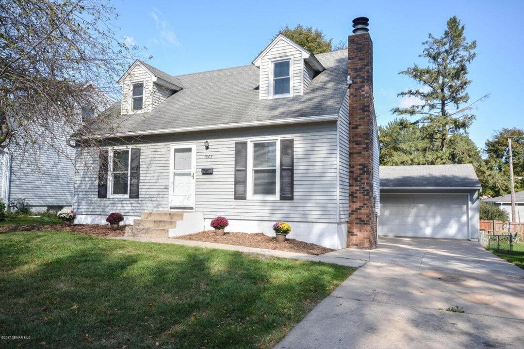 1903 23rd St NW in Rochester, MN - Building Photo