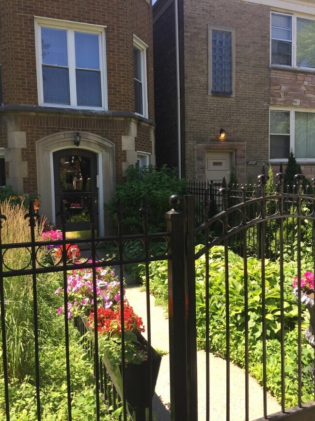 1757 W North Shore Ave-Unit -1B in Chicago, IL - Building Photo - Building Photo