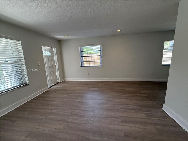 1807 NW 33rd St in Miami, FL - Building Photo - Building Photo