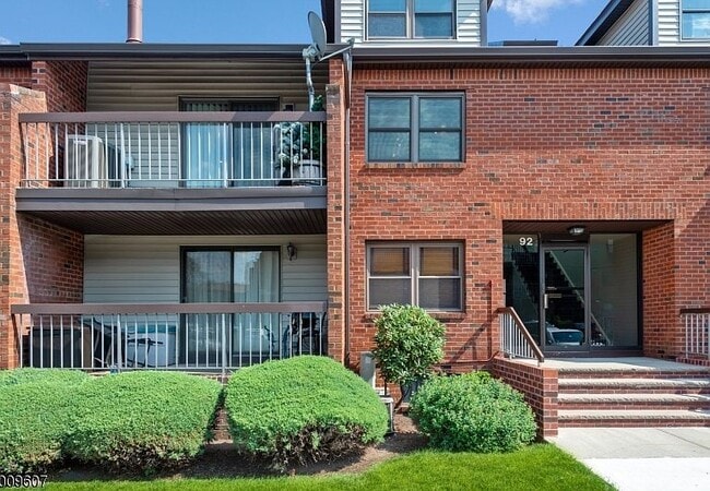 92 Beverly Hl Ter, Unit E in Woodbridge Township, NJ - Foto de edificio - Building Photo