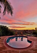 315 Osborne St, Unit Pool Side in Vista, CA - Building Photo