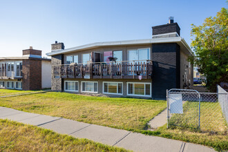 7907B Bowness Rd NW in Calgary, AB - Building Photo - Building Photo