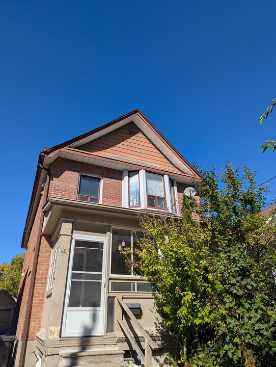 94 Aldwych Av in Toronto, ON - Building Photo
