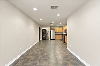 525 W Hutchison St in San Marcos, TX - Building Photo - Building Photo