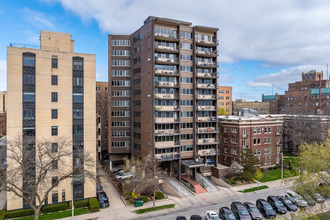 Summit House Condos in Milwaukee, WI - Foto de edificio