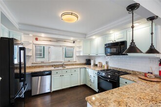 6 Charles Pl in Bayville, NY - Building Photo - Building Photo