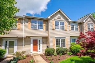 1036 Royal Dr in Canonsburg, PA - Building Photo