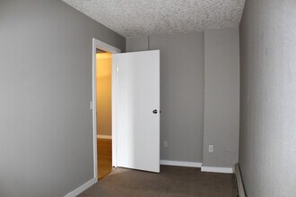 Sunview Manor in Calgary, AB - Building Photo - Building Photo