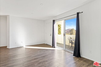 18209 Sierra Hwy in Santa Clarita, CA - Building Photo - Building Photo