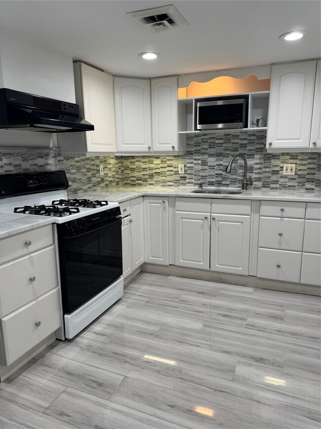 47 Hammond Rd in Glen Cove, NY - Building Photo - Building Photo