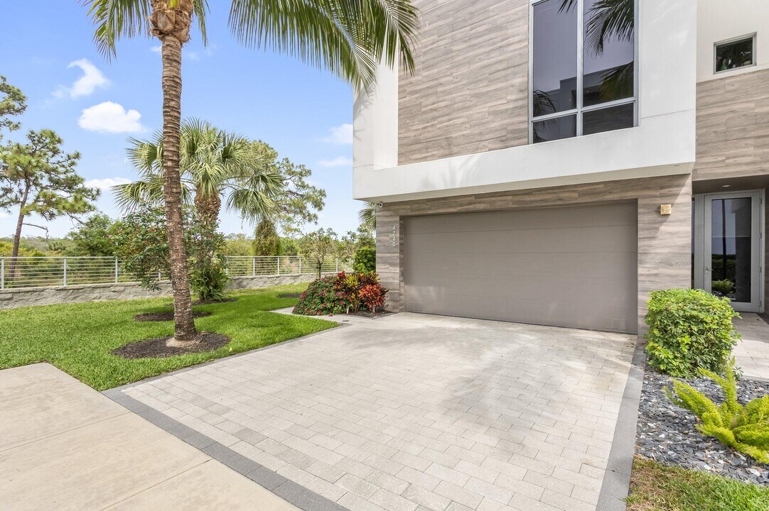 4240 NW 17th Ave in Boca Raton, FL - Building Photo
