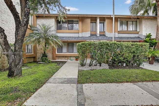 247 Wimbledon Lakes Dr in Plantation, FL - Building Photo - Building Photo