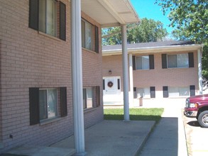 Colonial Apartments in Fenton, MI - Building Photo - Building Photo