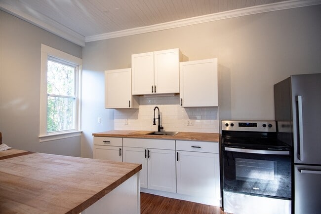 3 Bridge St in Montague, MA - Building Photo - Building Photo