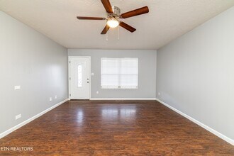 2013 Paris Rd NW in Knoxville, TN - Building Photo - Building Photo