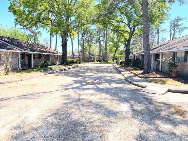 10122 Shadow Wood Dr in Houston, TX - Building Photo - Building Photo