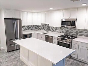 137 Pleasant St, Unit #11 in Winthrop, MA - Building Photo - Building Photo
