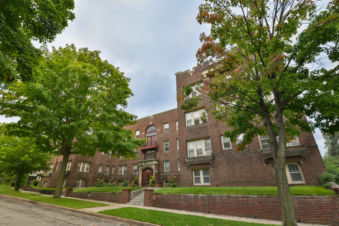145 S Chatsworth St in St. Paul, MN - Building Photo
