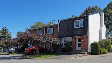 77 Linwell Rd in St Catharines, ON - Building Photo - Building Photo