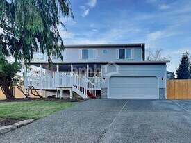 11620 34th St NE in Lake Stevens, WA - Building Photo