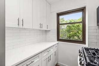 33-34 Crescent St in Queens, NY - Foto de edificio - Building Photo