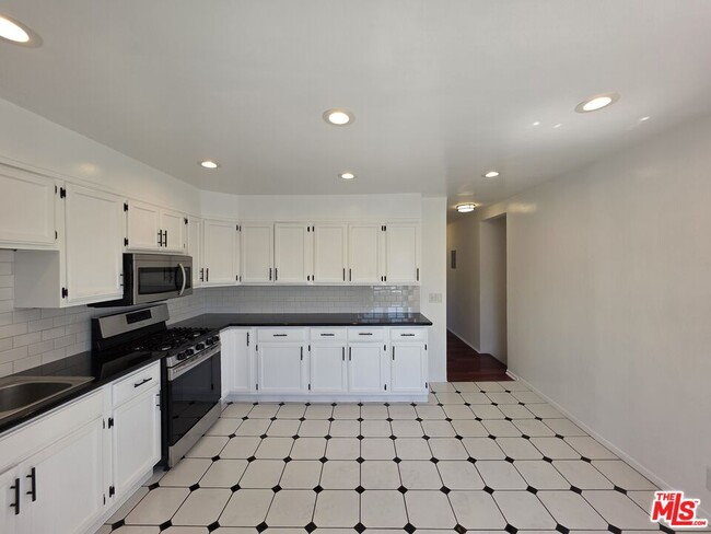 4822 Mascot St