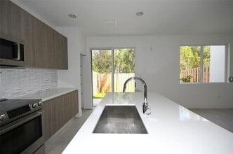 10259 NW 72nd Ter in Doral, FL - Building Photo - Building Photo