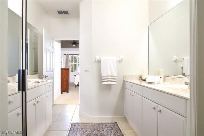 3045 Driftwood Way in Naples, FL - Foto de edificio - Building Photo