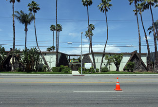 Tahitian Village Apartments in Reseda, CA - Foto de edificio - Building Photo