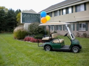 Graystone Apartments in Lawrence, KS - Foto de edificio - Building Photo