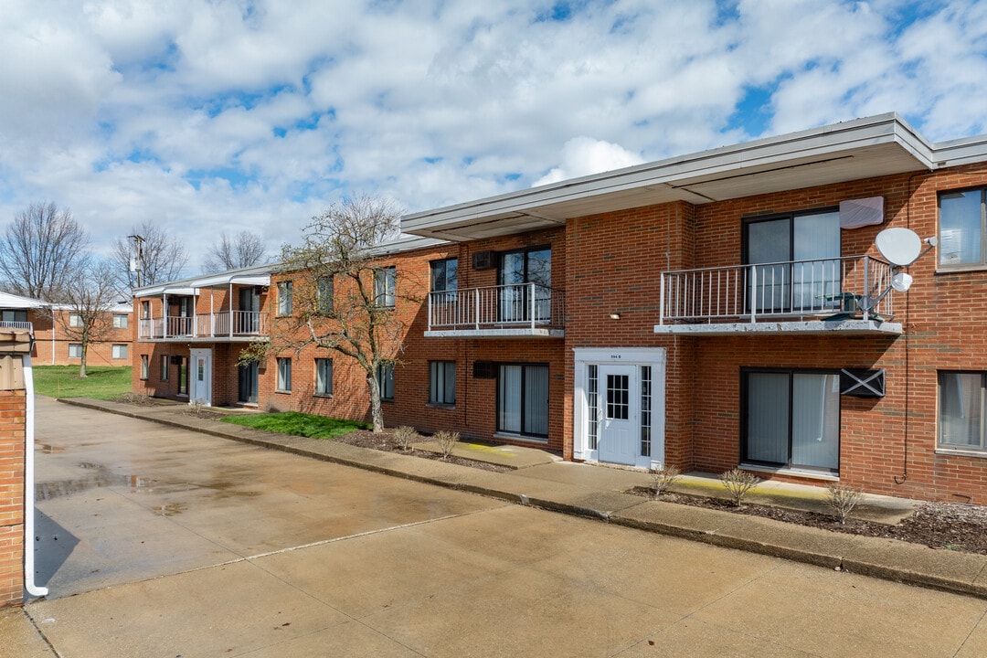 Colony Club in Bedford, OH - Foto de edificio