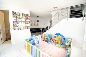 6320 NW 104th Path in Medley, FL - Foto de edificio - Building Photo