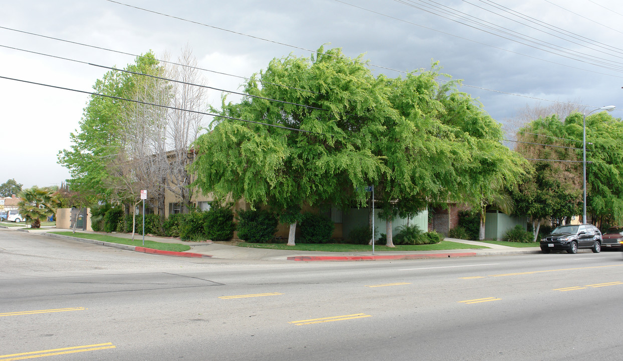 13825 Vanowen in Van Nuys, CA - Foto de edificio