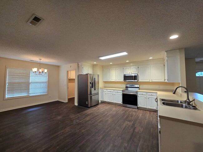 3682 Beacon Dr in Sumter, SC - Building Photo - Building Photo